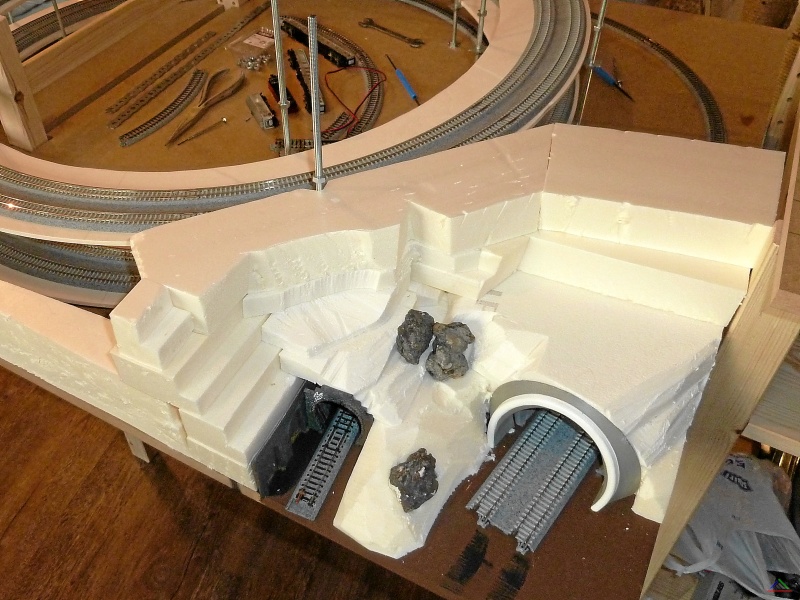 164 Tunneleinfahrt.JPG - Tunneleinfahrt in die Wendel. Geländebau wieder mit Styrodur. Einige echte Steine werden auch verbaut